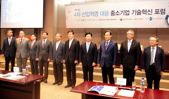 8일 서울 프레스센터에서 열린 '제1회 중소기업 기술혁신 포럼'에서 김병관 국회의원(오른쪽 네번째), 최수규 중기부 차관(오른쪽 세번째), 토마스 그리즈 독일 아헨공대 교수(오른쪽 두번째) 등 주요 인사들이 기념촬영을 하고 있다.  중기부 제공